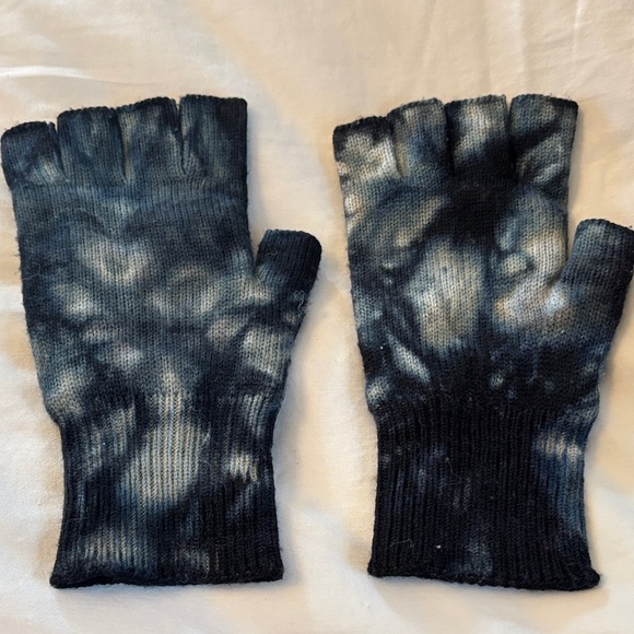 Tie-Dye Fingerless Gloves and Neck Warmer Set - Picture 4 of 5